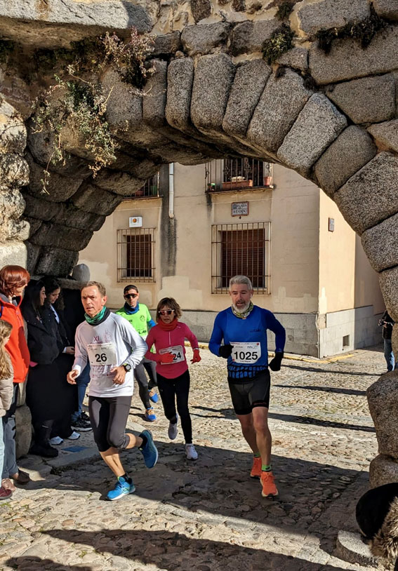 varios corredores en plena carrera popular