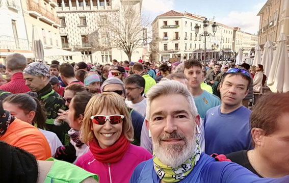 un montón de corredores esperando la salida de la carrera