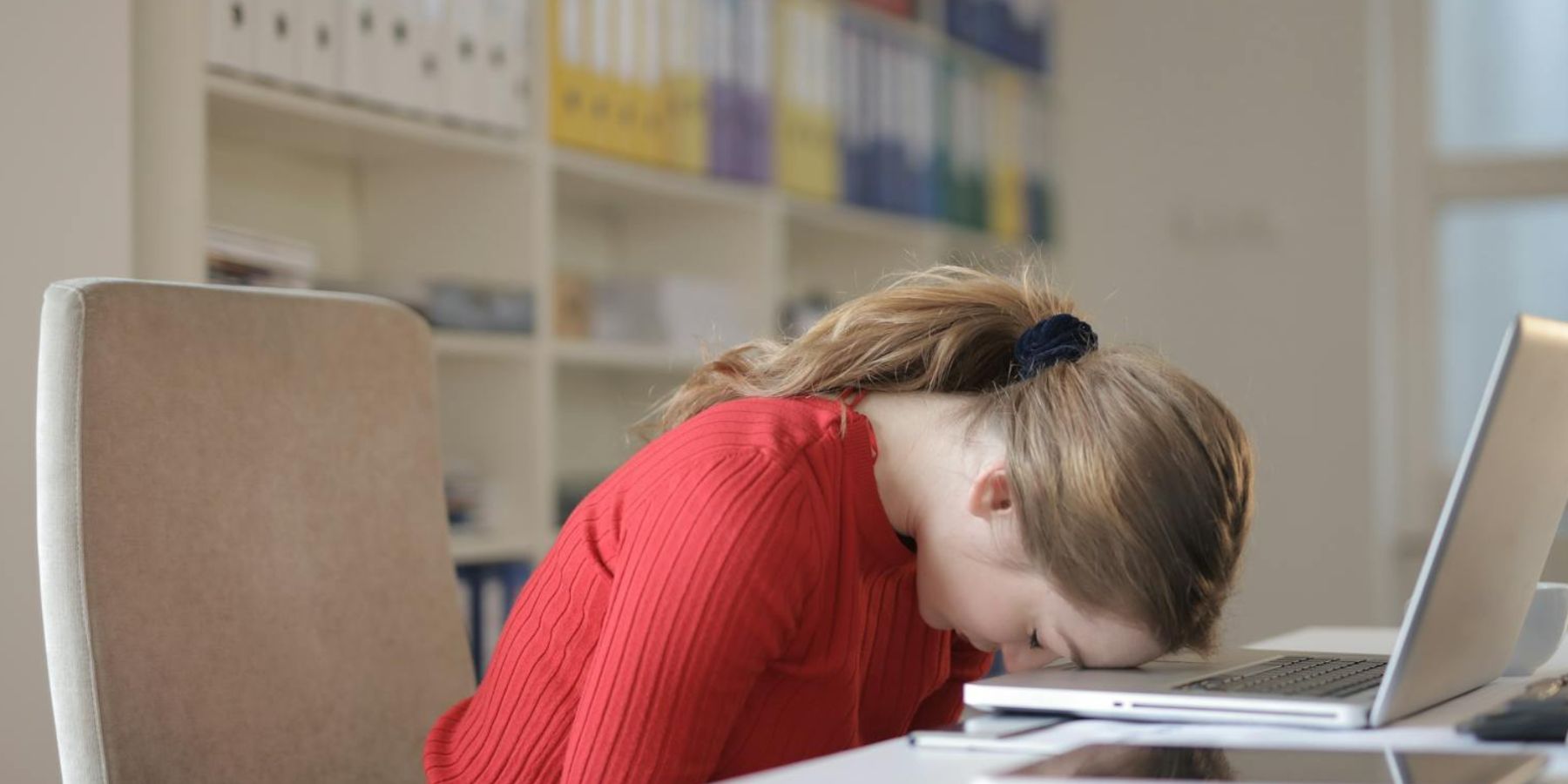 Estrés laboral y burnout en España: Liderazgo y coaching directivo