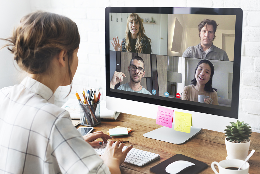mujer trabajando desde casa con videoconferencia
