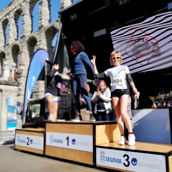 Margarita Mayo en el podium tras la carrera