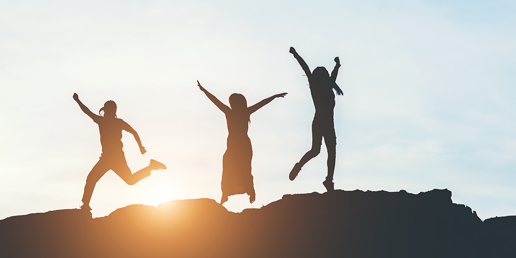 perfil de personas celebrando su felicidad